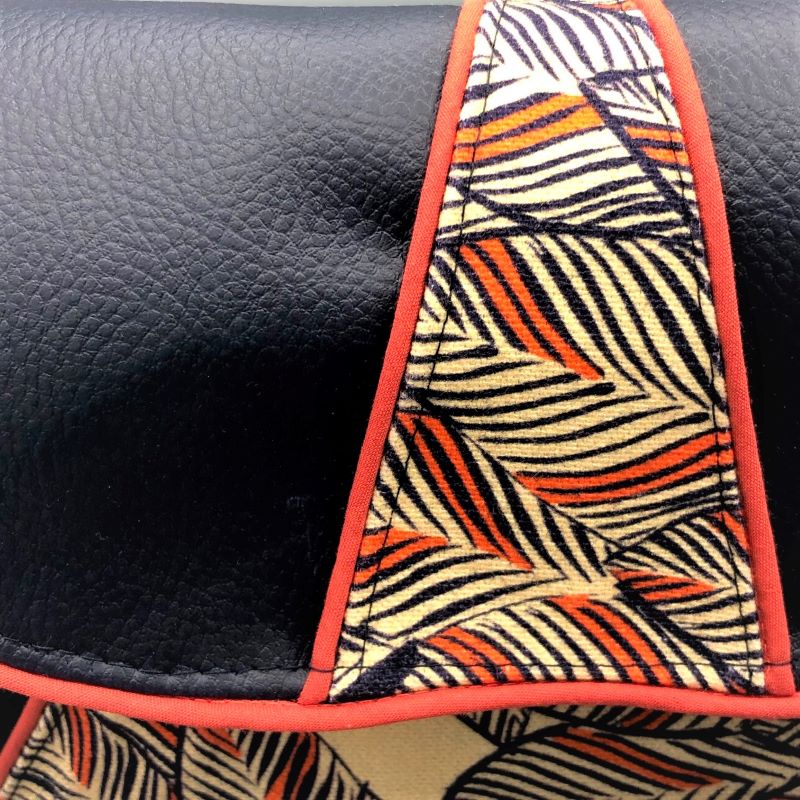 Zoom sur le rabat du sac besace lupin