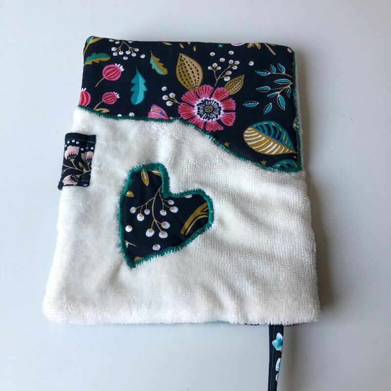 Dos du protège carnet de santé Marguerite avec son appliqué coeur