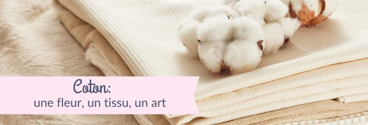 Pile de tissus naturels écrus avec une fleur de coton posée dessus, avec le texte "Coton : une fleur, un tissu, un art" — [maison-pivoine.fr](http://maison-pivoine.fr)
