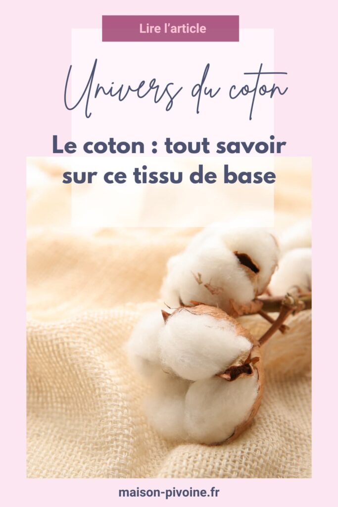 Fleurs de coton naturelles posées sur une toile de coton beige, avec le texte "Le coton : tout savoir sur ce tissu de base" — Univers du coton, [maison-pivoine.fr](http://maison-pivoine.fr)