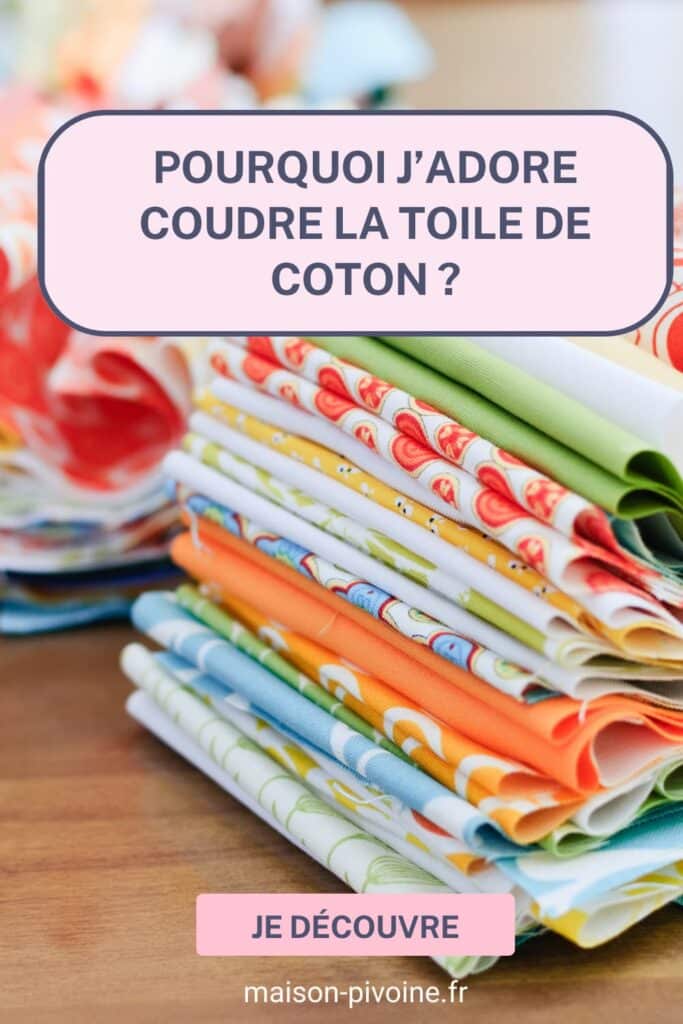 Pile de tissus en toile de coton colorés et imprimés, avec le texte "Pourquoi j'adore coudre la toile de coton ?" — Maison Pivoine, [maison-pivoine.fr](http://maison-pivoine.fr)