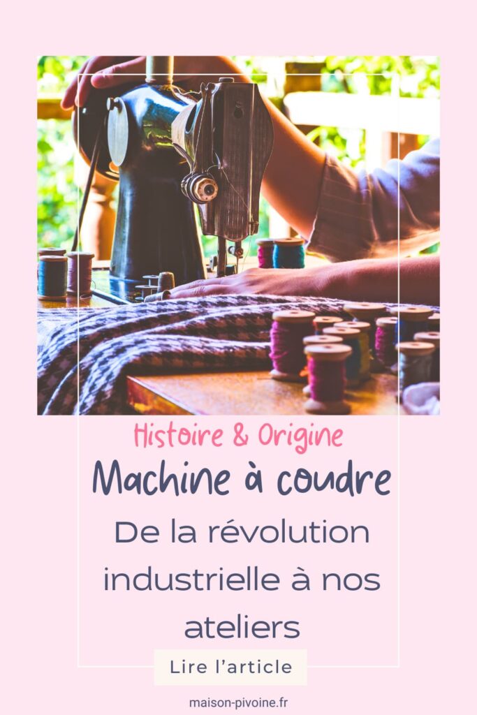 Vieille machine à coudre en métal sur une table en bois, bobines de fil coloré et main en train de coudre, illustration de l’histoire et de l’origine de la machine à coudre.