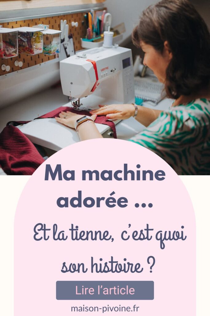 Personne en train de coudre avec une machine à coudre moderne dans un atelier lumineux, visuel de l’article “Ma machine adorée, et la tienne c’est quoi son histoire ?” sur [maison-pivoine.fr](http://maison-pivoine.fr). 