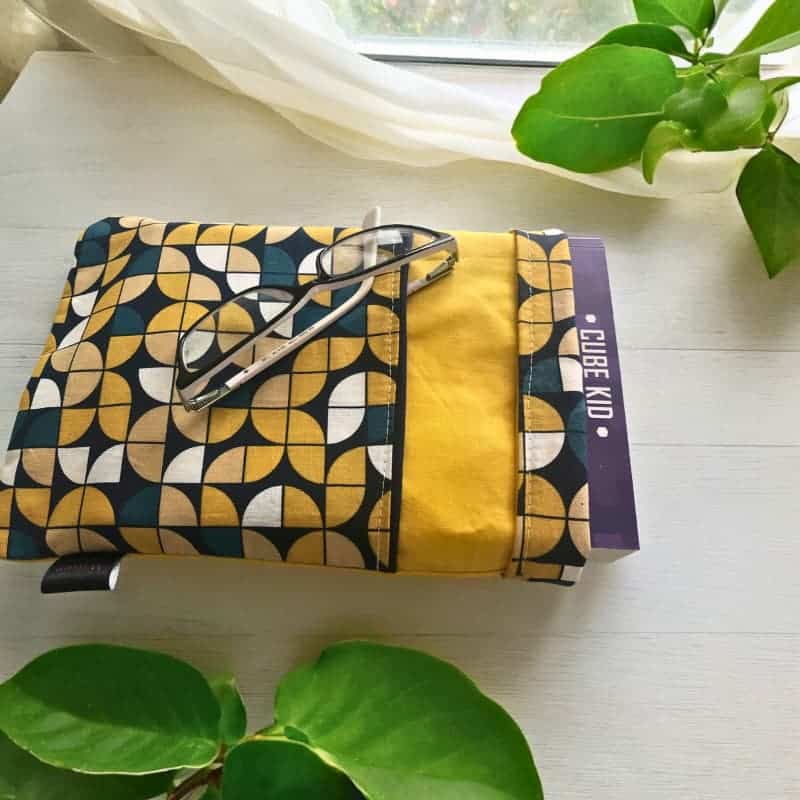 pochette à livre jaune et bleu aux motifs géométriques