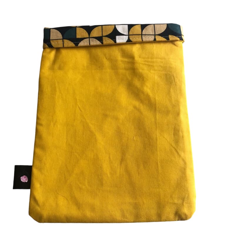 pochette à livre jaune et bleu aux motifs géométriques