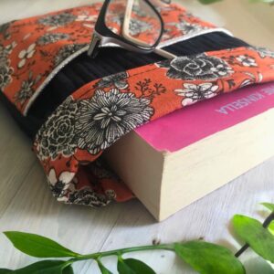 pochette-a-livre-velours-noir-saumon-maison-pivoine pochette à livre velours noir et coton fleuri noir et saumon