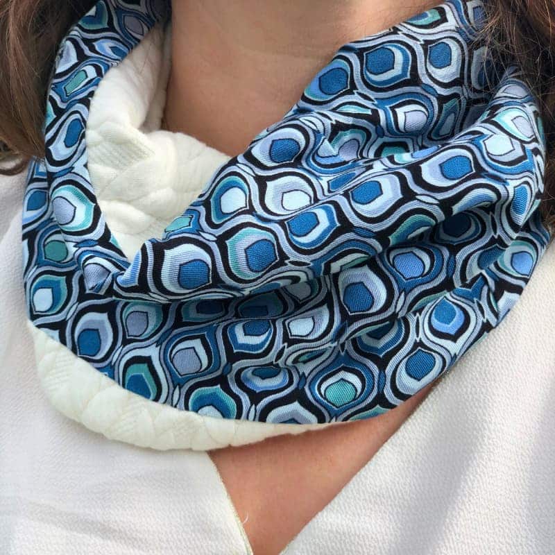 Echarpe snood femme géométrique - bleue, réversible, fabriquée à la main en France par Maison Pivoine