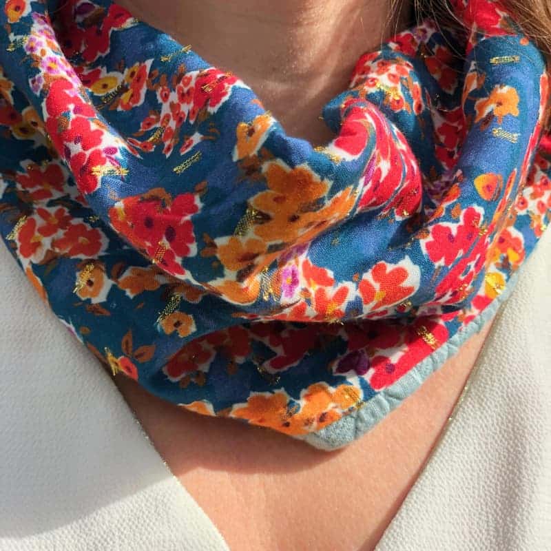 Echarpe snood femme fleurie - bleue, réversible, fabriquée à la main en France par Maison Pivoine