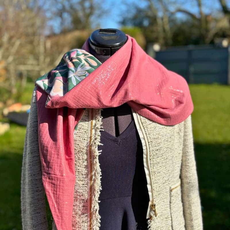 Echarpe chèche femme verte et rose en viscose avec de grosses fleurs et double gaze uni blanc. Création de Maison Pivoine confectionnée à la main en Bretagne.