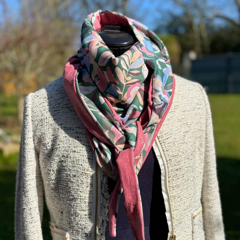 Echarpe chèche femme verte et rose en viscose avec de grosses fleurs et double gaze uni blanc. Création de Maison Pivoine confectionnée à la main en Bretagne.