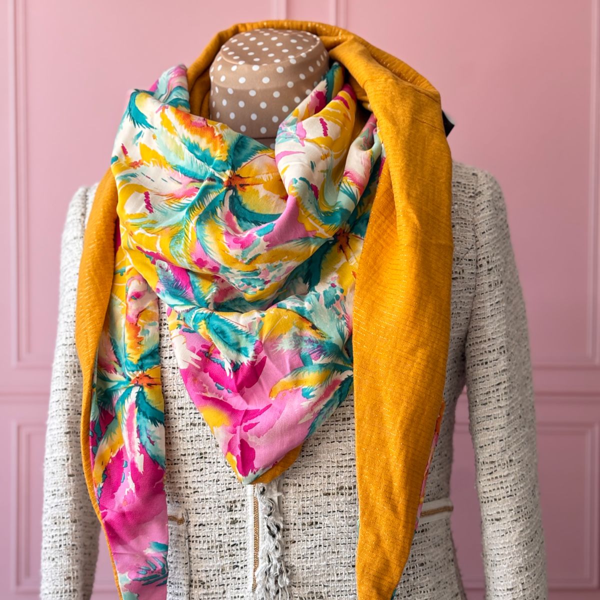 Chèche bicolore "Pop Folk" de Maison Pivoine présenté sur un mannequin. Il associe un coton au motif patchwork bohème (cœurs, fleurs géométriques, vases, carreaux) et une gaze de coton jaune moutarde avec des rayures dorées.