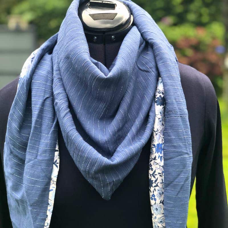 Echarpe chèche femme réversible bleu à petites fleurs - Fabrication à la main française