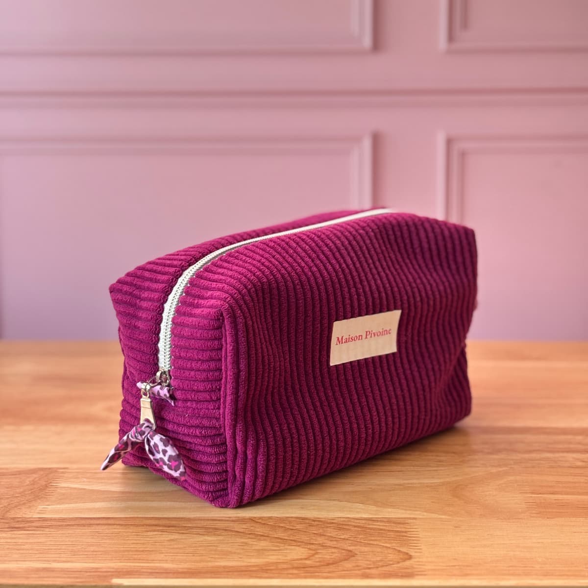 Trousse de toilette XXL en velours côtelé violet prune, idéale pour le voyage, création Maison Pivoine.