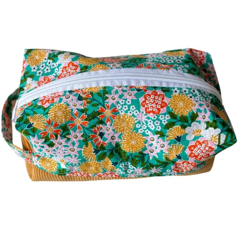 Trousse de toilette rectangulaire femme dans les teintes jaune aux motifs fleuris, intérieur imperméable, extérieur velours et coton