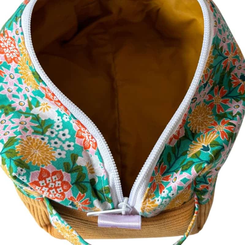 Trousse de toilette rectangulaire femme dans les teintes jaune aux motifs fleuris, intérieur imperméable, extérieur velours et coton