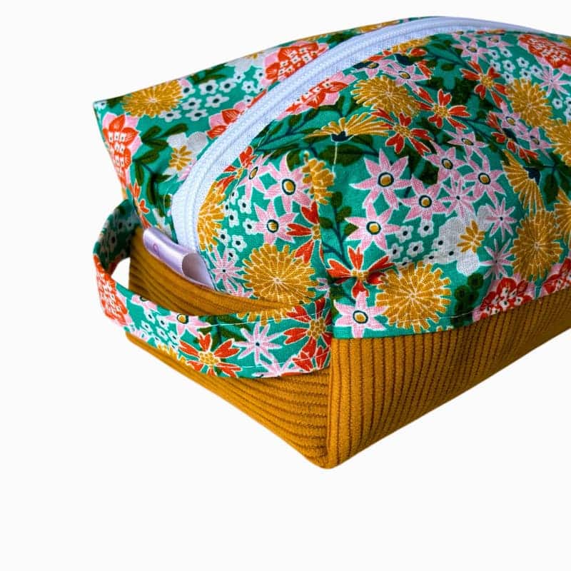 Trousse de toilette rectangulaire femme dans les teintes jaune aux motifs fleuris, intérieur imperméable, extérieur velours et coton