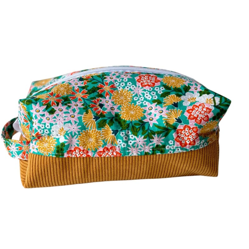 Trousse de toilette rectangulaire femme dans les teintes jaune aux motifs fleuris, intérieur imperméable, extérieur velours et coton