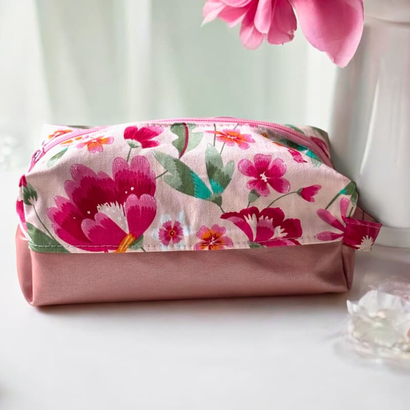 trousse-de-toilette Trousse de toilette dans les teintes florales roses. simili cuir, coton. Fabriqué en france
