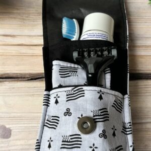 Pochette à brosse à dents et rasoir, fabriquée artisanalement en France. Quimperlé, Bretagne