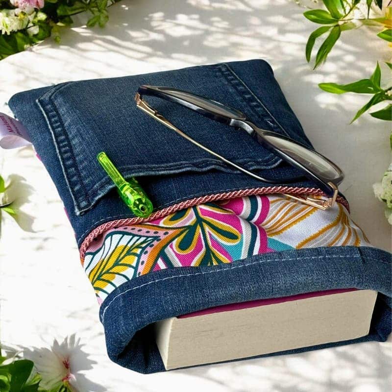 pochette-a-livre-jean's pochette à livre en jean's et coton ameublement à grosse fleurs et feuillage rose, vert jaune
