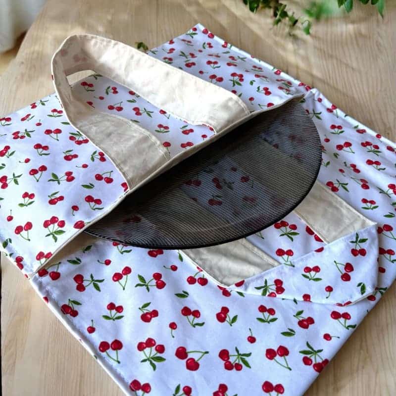sac à tarte blanc avec des cerise rouge