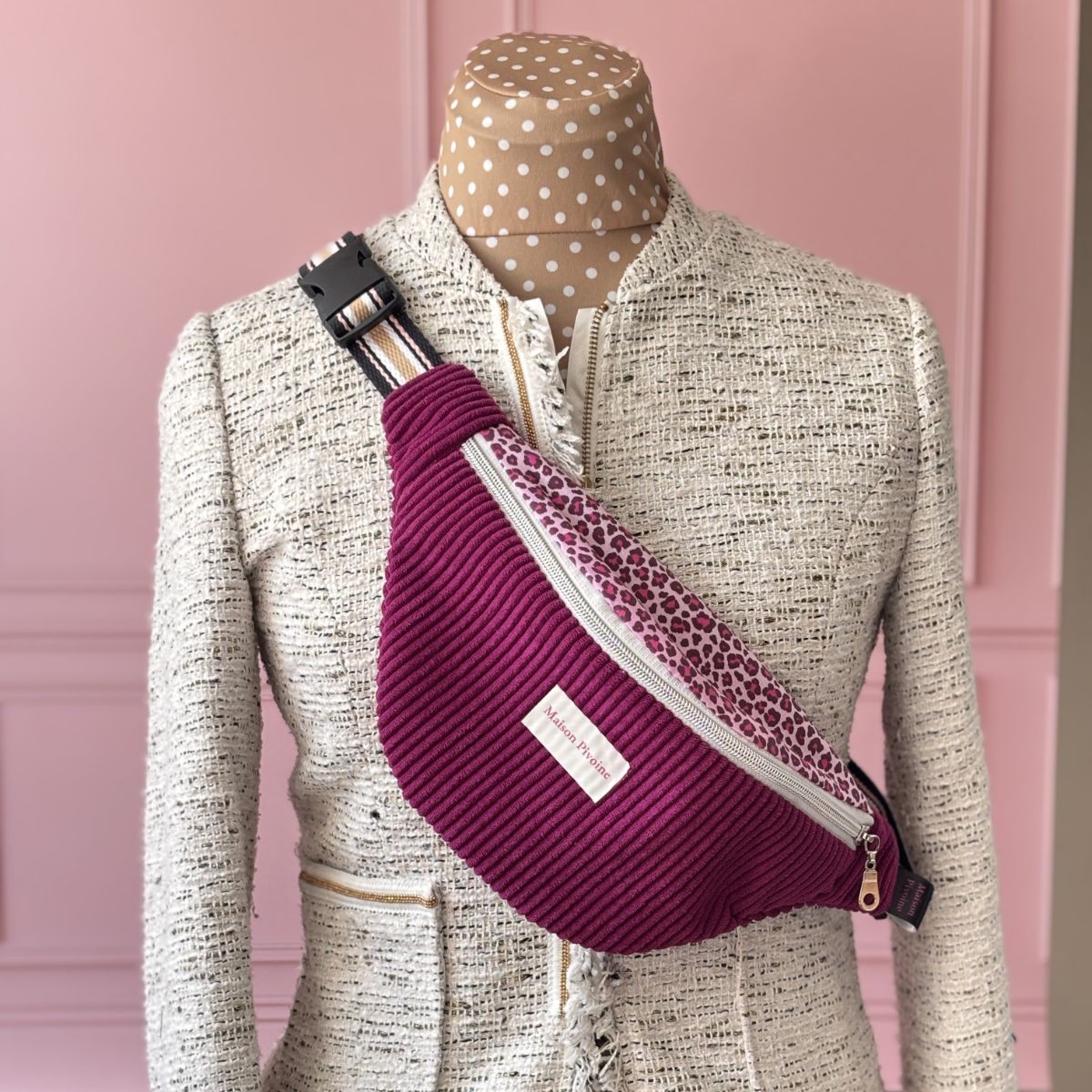 Sac banane violet Maison Pivoine présenté sur un mannequin buste avec veste texturée beige