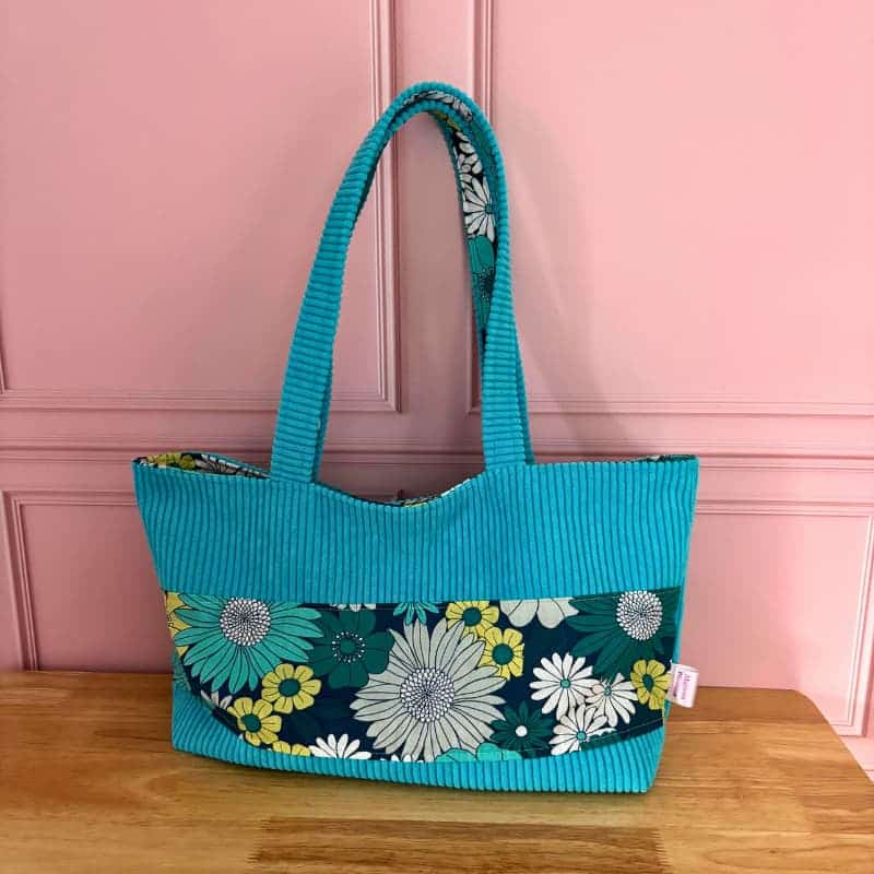 Sac cabas artisanal en velours côtelé turquoise avec tissu fleuri vert et blanc, création Maison Pivoine.