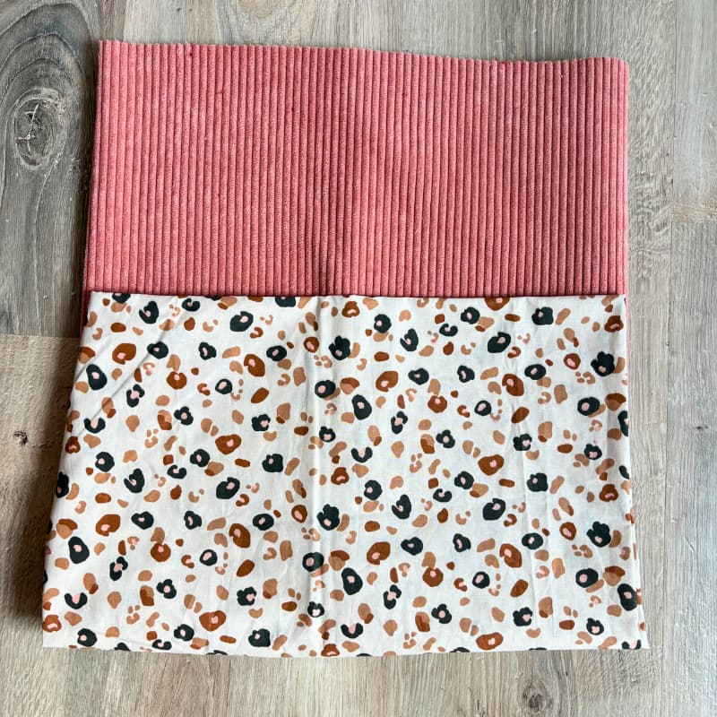 Tissu imprimé léopard beige, noir et rouille avec velours côtelée rose – kit couture Maison Pivoine