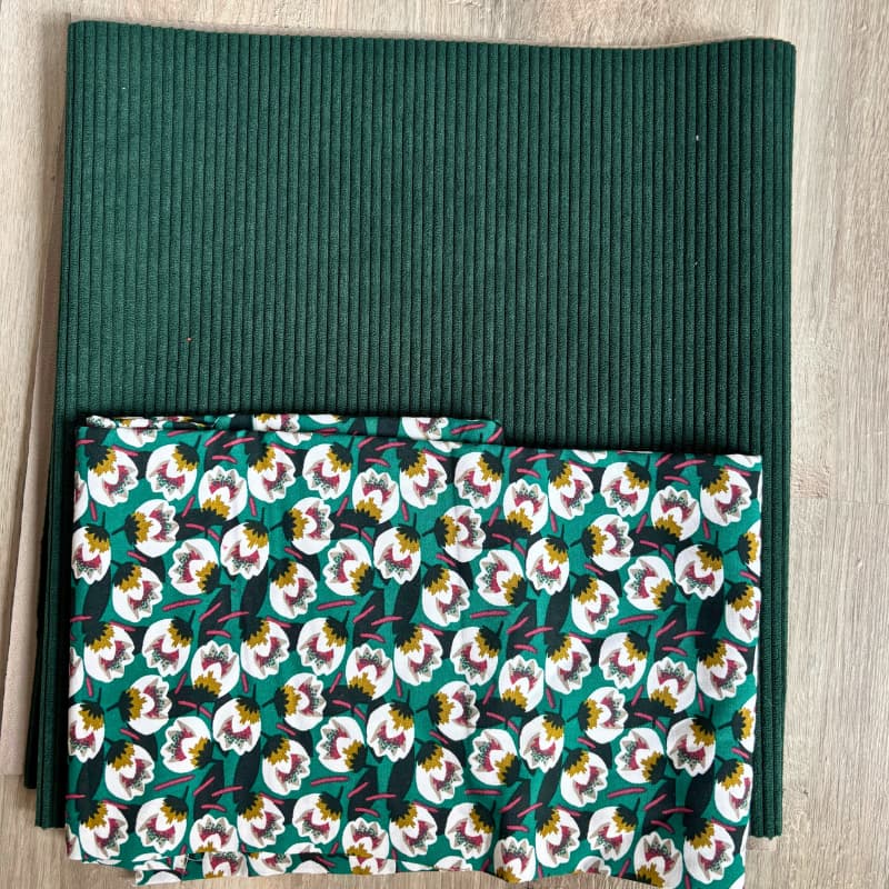 Tissu fleuri vert et blanc à motifs graphiques avec velours côtelé vert foncé – kit couture Maison Pivoine