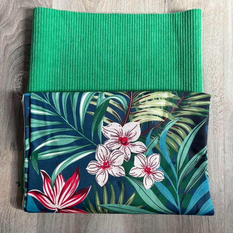 Tissu tropical à motifs floraux verts et rouges avec velours vert uni – kit couture Maison Pivoine