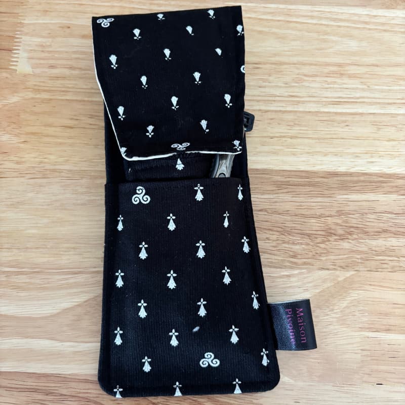 pochette à brosse à dents et rasoir cousu à la main dans un tissu breton par Maison Pivoine en France