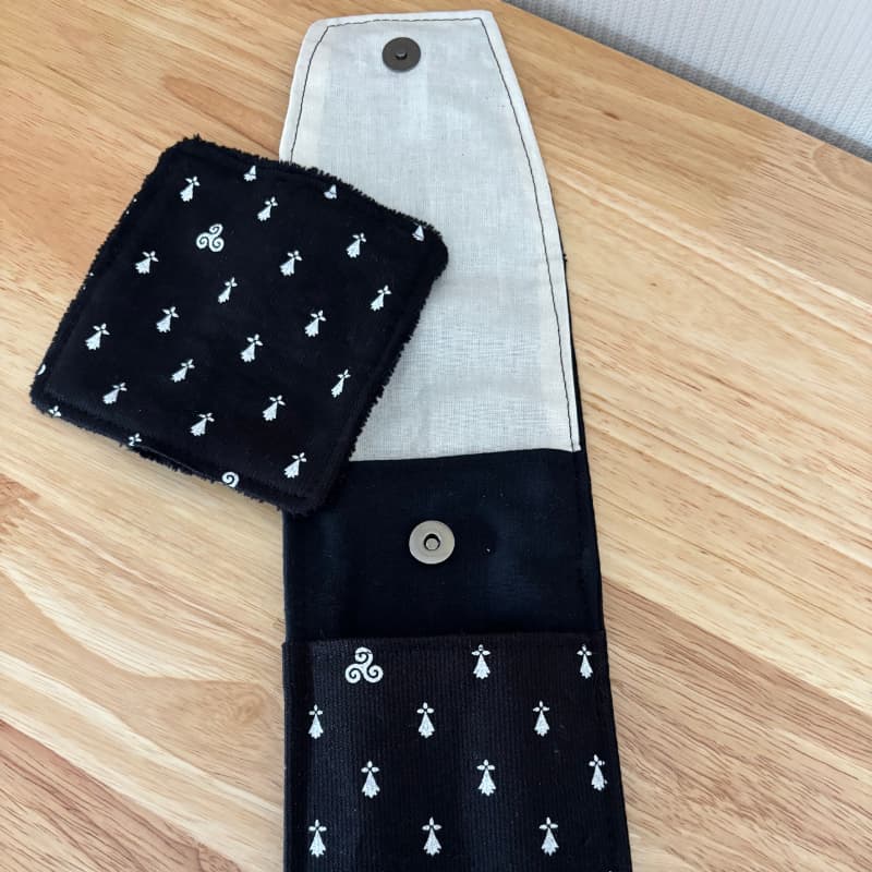pochette à brosse à dents et rasoir cousu à la main dans un tissu breton par Maison Pivoine en France