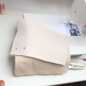 pochette-pour-livre-confection-couture sous la machine à coudre