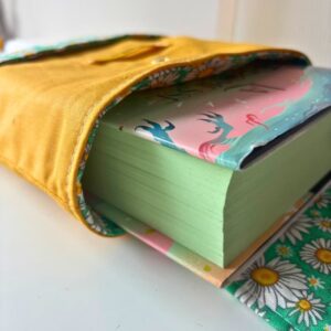 pochette-pour-livre-prototype-version-rabat pochette pour livre pour librairie momie romance à Grenoble fait à la main en Bretagne dans l'atelier Maison Pivoine