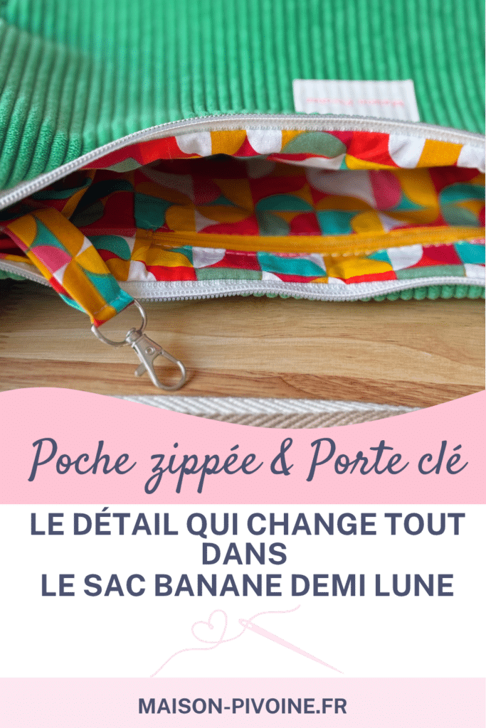 poche-zippee Gros plan sur l'intérieur ouvert du sac banane demi lune Cosmos en velours côtelé vert, montrant la poche zippée, le porte-clé cousu main et la doublure en coton imprimé multicolore. Détail artisanal Maison Pivoine, nouveauté 2026.