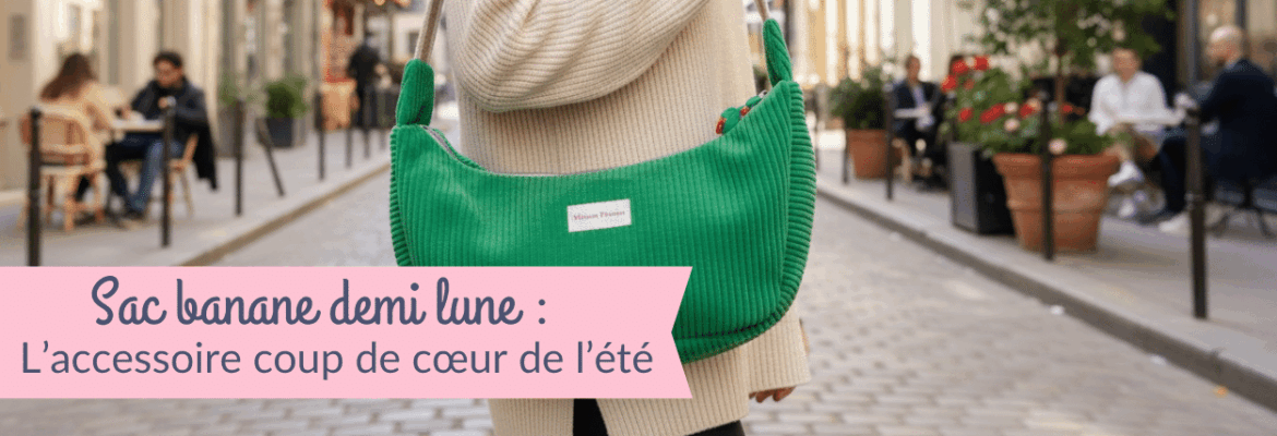 Femme portant un sac banane demi lune Cosmos en velours côtelé vert sur l'épaule, marchant dans une rue animée avec terrasses de café — accessoire tendance été, création artisanale Maison Pivoine.