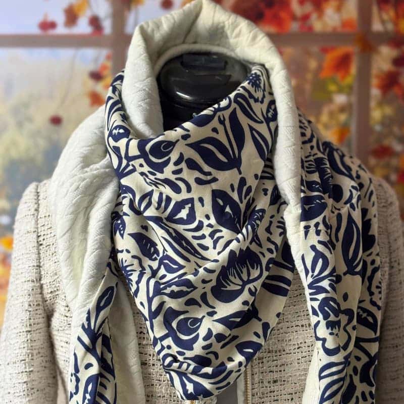 Chèche femme hiver bleu et blanc réversible, foulard triangle artisanal en viscose fleurie et tissu chaud.