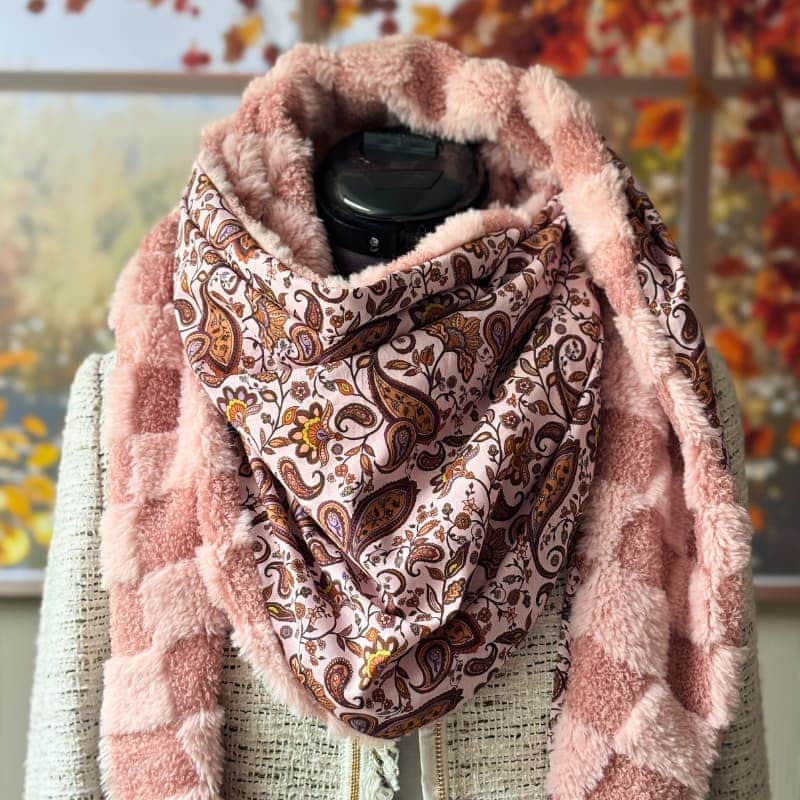 Écharpe triangle artisanale, viscose imprimée fleurie et fausse fourrure peluche damier rose