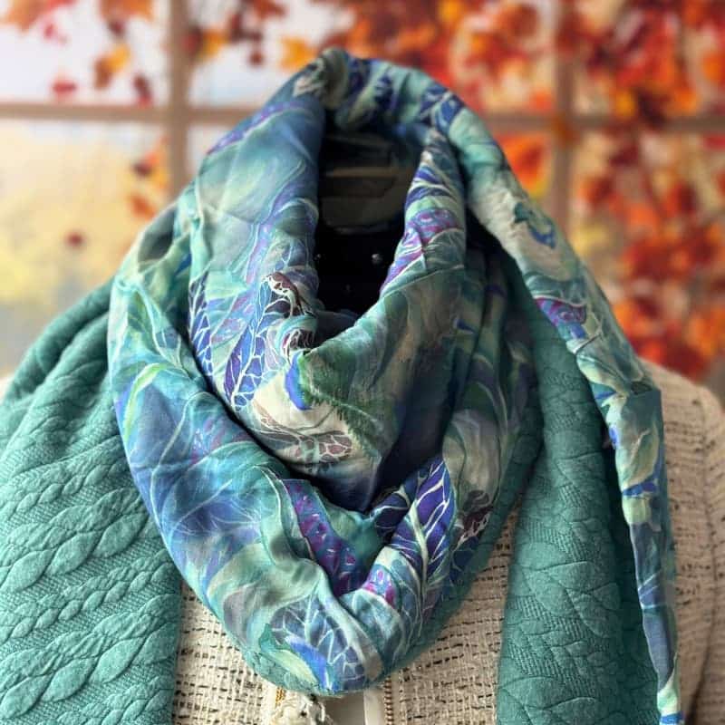 Écharpe femme automne réversible bleu vert, foulard artisanal Maison Pivoine avec motif floral.