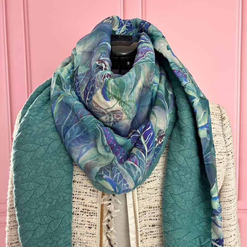 Écharpe femme hiver réversible bleu vert, foulard artisanal Maison Pivoine avec motif floral.