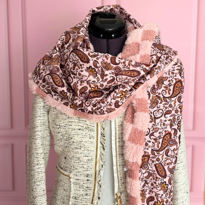 Chèche femme fait main, tissu viscose motifs cachemire et minky damier rose tout doux