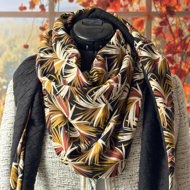 Écharpe artisanale femme noire, chèche réversible avec motifs feuillage colorés, idéale cadeau femme fait main.