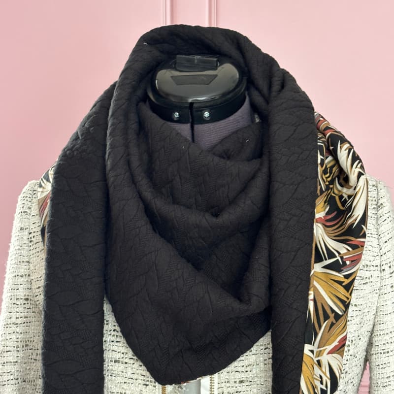 Écharpe femme hiver noire en laine tressée avec revers imprimé feuillage rouge et doré, foulard artisanal réversible.