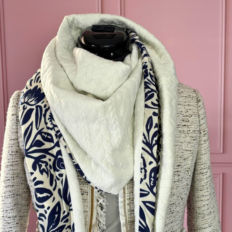 Foulard triangle femme hiver, chèche artisanal chic et chaud, cadeau fait main idéal.