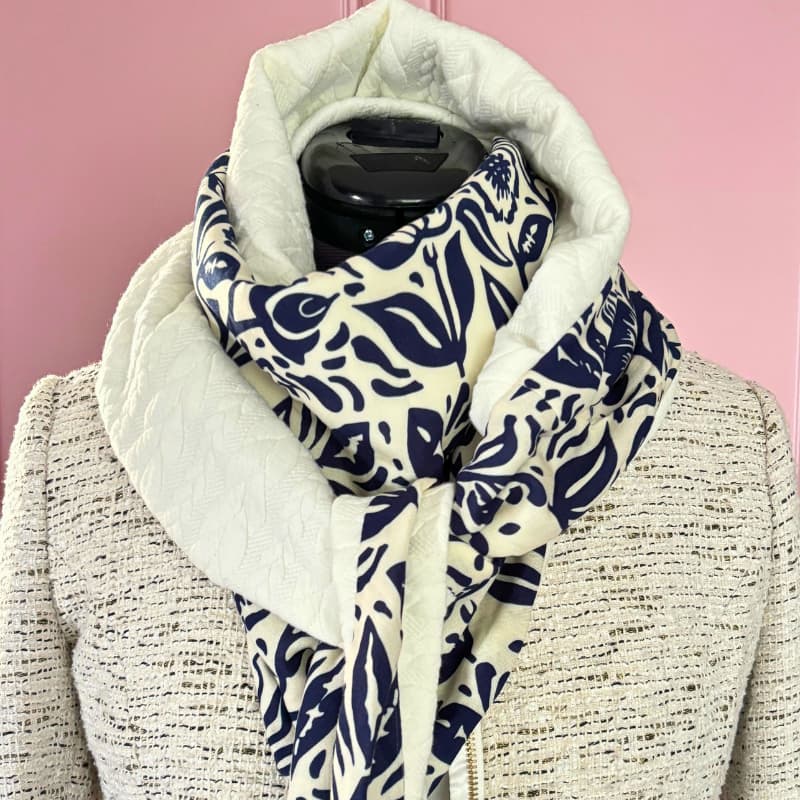 Chèche femme motif floral bleu marine sur fond blanc, doublure douce effet tressé, accessoire mode hiver.
