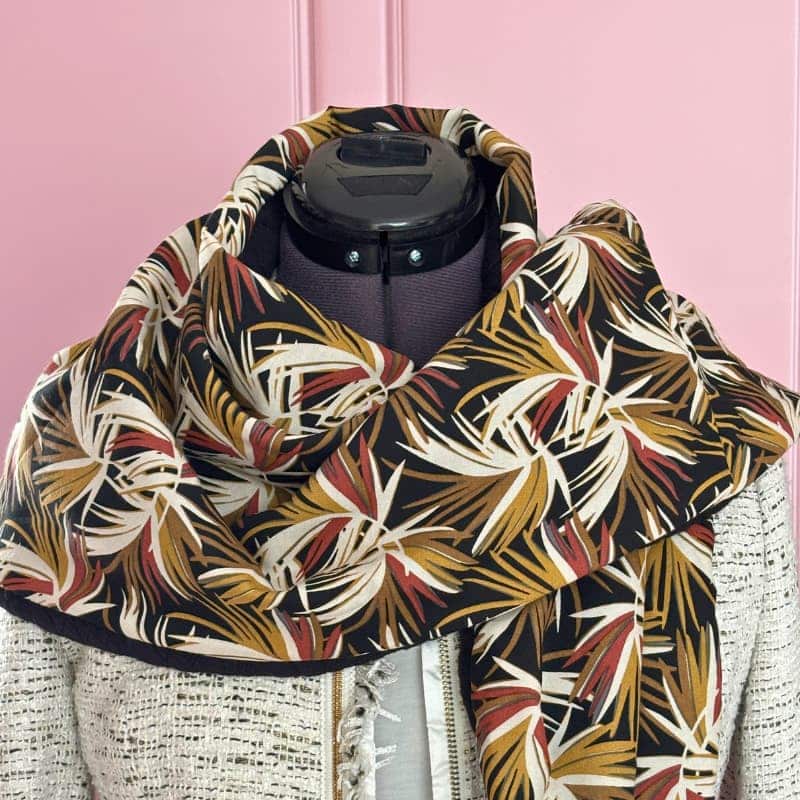 Chèche femme original réversible noir et feuillage tropical, foulard triangulaire cousu main pour automne-hiver.