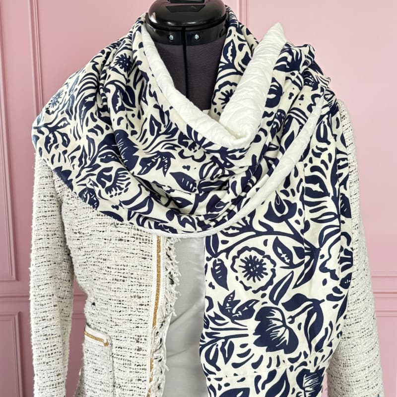 Écharpe chèche bleu et blanc portée sur mannequin, accessoire élégant et cocooning pour femme.
