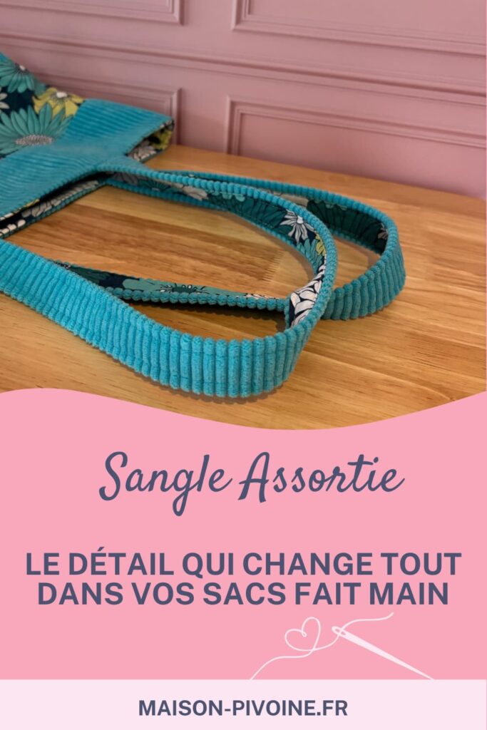 sangle-assortie Sangle assortie cousue main sur sac artisanal bleu et floral. Un détail couture élégant qui transforme vos sacs faits main en créations uniques.