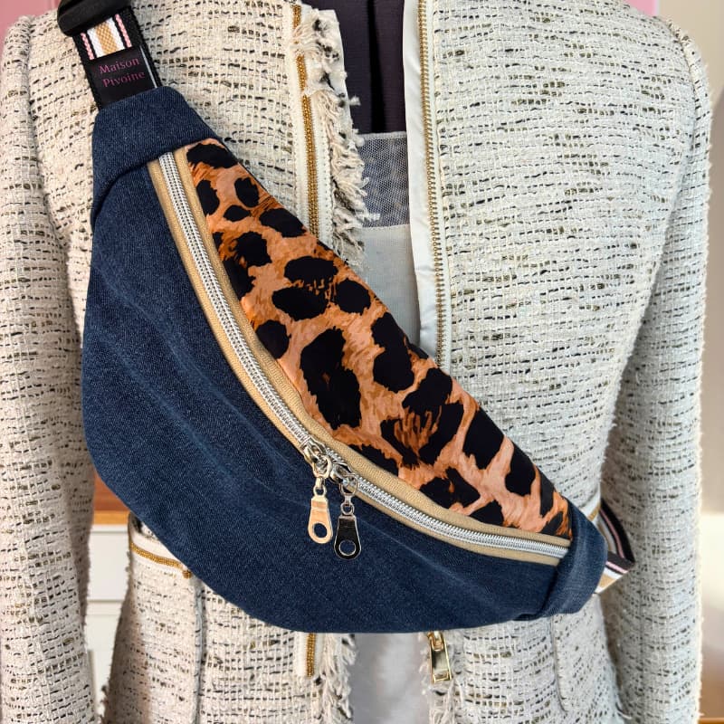 Sac banane artisanale Maison Pivoine en jean’s recyclé et viscose léopard, vue rapprochée sur la fermeture double curseur.