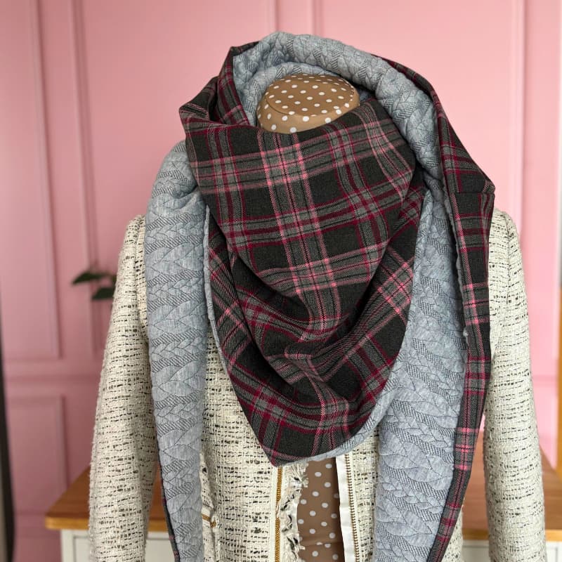 Grand chèche tartan gris & rose sur mannequin, noué autour du cou